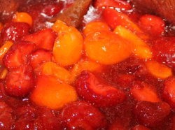 Erdbeer-Aprikosen-Konfitre mit Mandelkrokant kochen